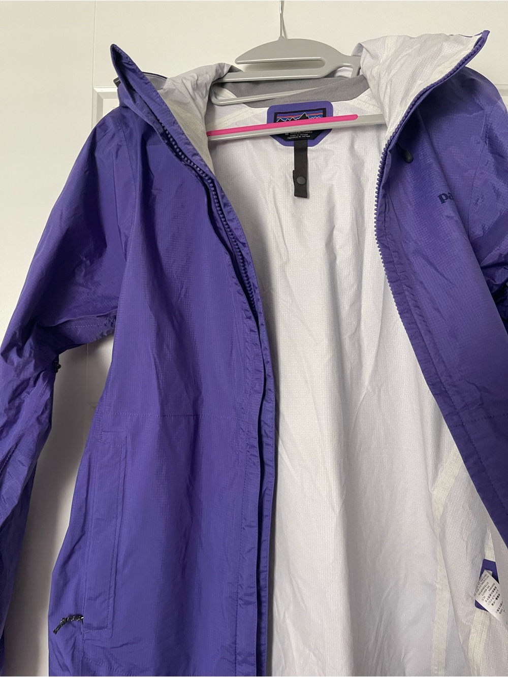 Like New Patagonia Women's lightweight Purple Rain Jacket - Picture 5 of 10